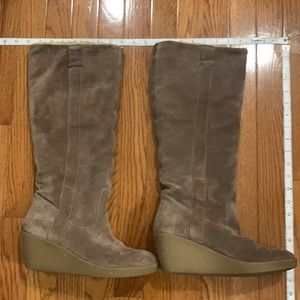 Faux fur lined, tan wedge boots in suede